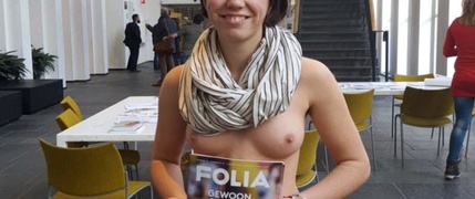 Studente deelt topless Folia's uit op open dag HvA